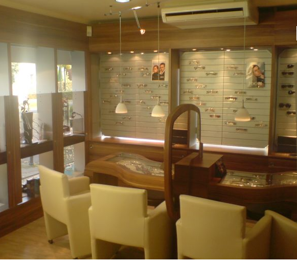 Store construction with customized fittings