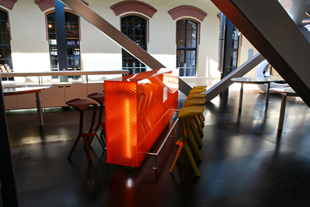 Store and trade fair construction with customized displays