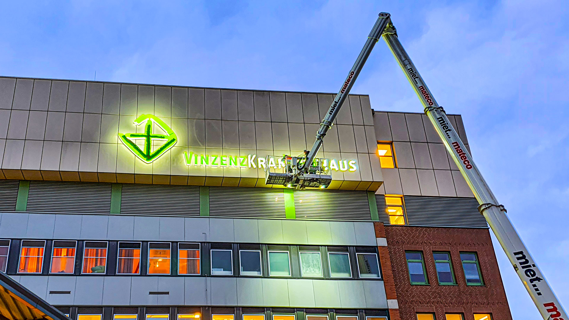 Your competent partner for full-service advertising technology & trade fair construction with over 30 years of experience!