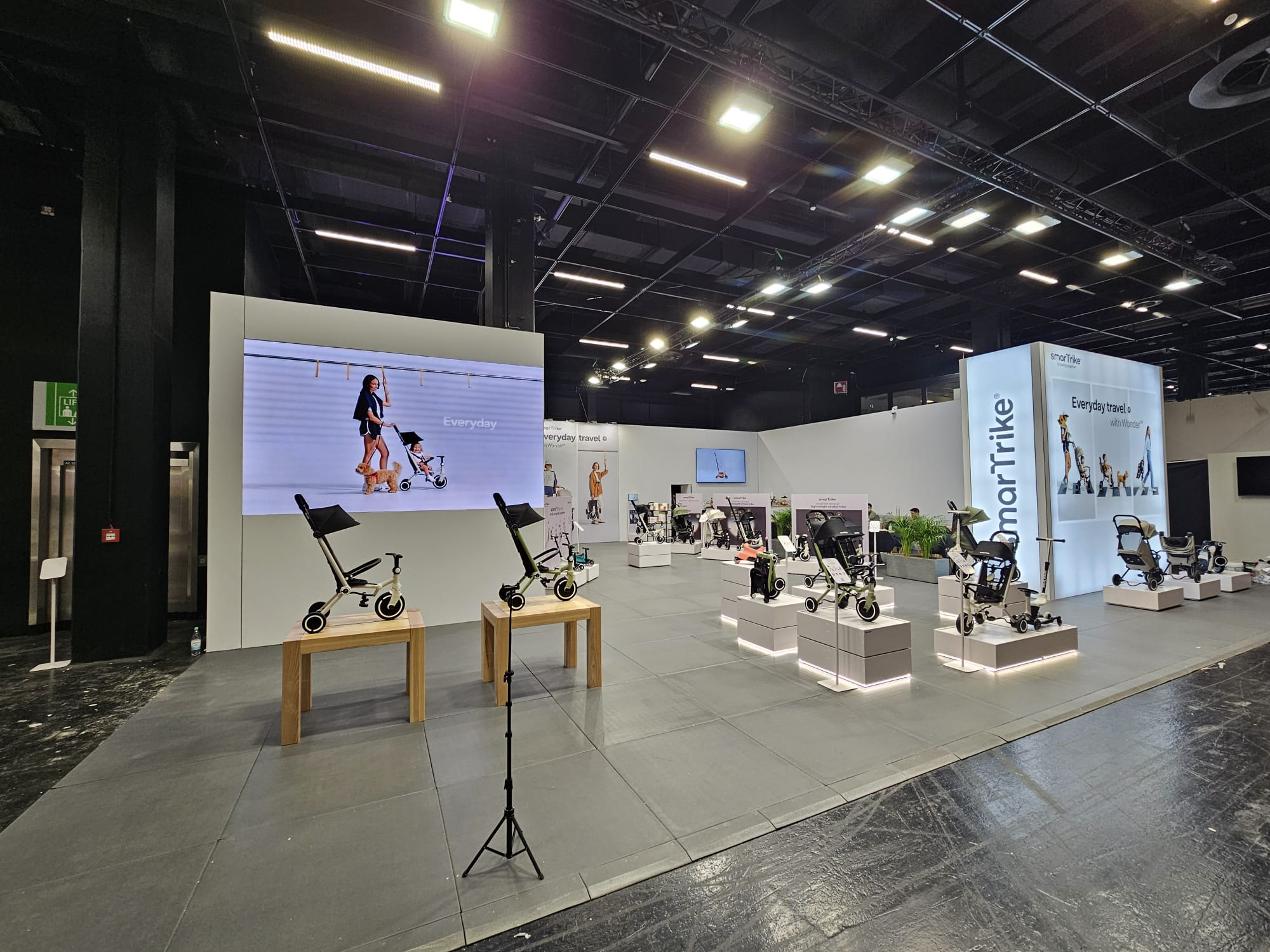 Exhibition Construction – custom exhibition stands, modular & compliant with corporate identity for impactful presentations