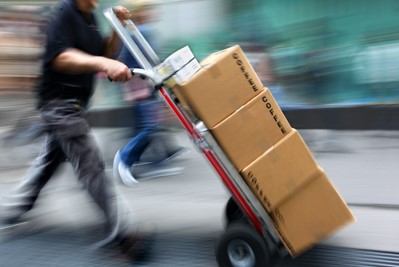 Piece goods distribution with daily loading options